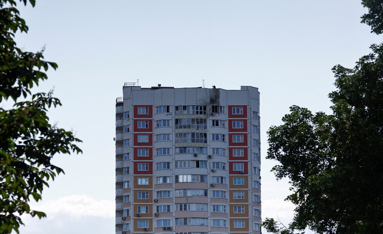 Как выглядят московские многоэтажки — и московские дворы — после атаки  дронов Фотографии — Meduza