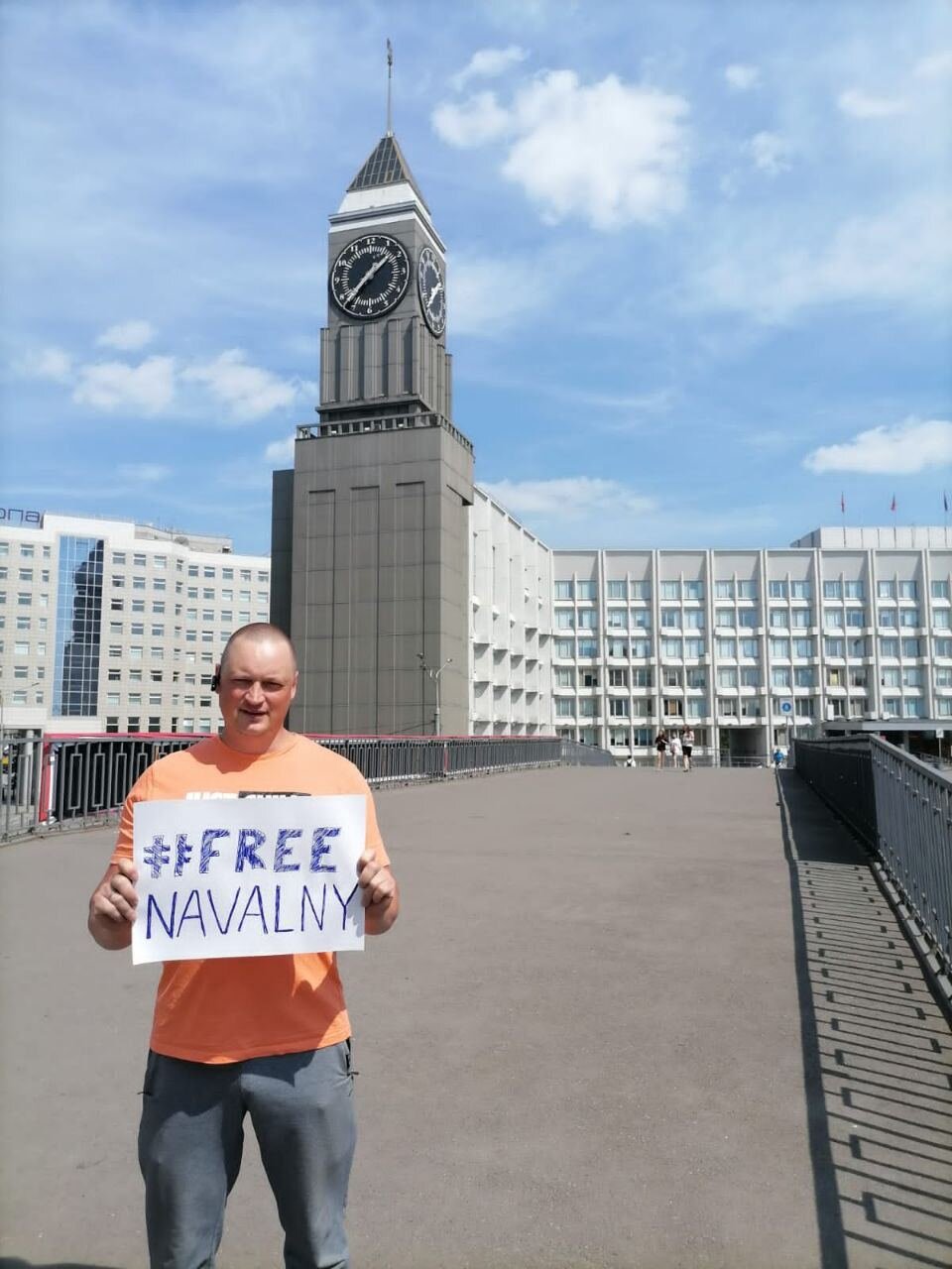 Сторонники Навального вышли на митинги в день его рождения. Акции  состоялись в городах по всему миру — посмотрите, кто вышел его поддержать —  Meduza