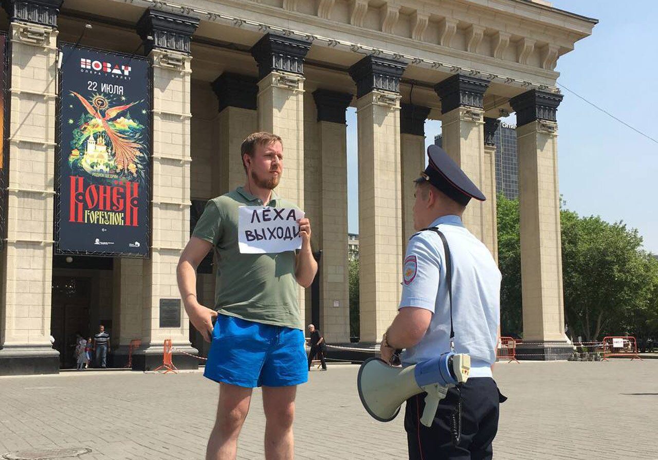 Сторонники Навального вышли на митинги в день его рождения. Акции  состоялись в городах по всему миру — посмотрите, кто вышел его поддержать —  Meduza