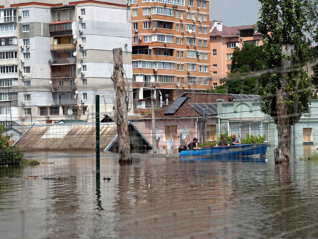 Везде вода. Водная пустыня. Только макушки деревьев и крыши видно»  Журналисты «Украинской правды» побывали в Херсоне, частично затопленном  из-за разрушения плотины Каховской ГЭС. Вот что они там увидели — Meduza