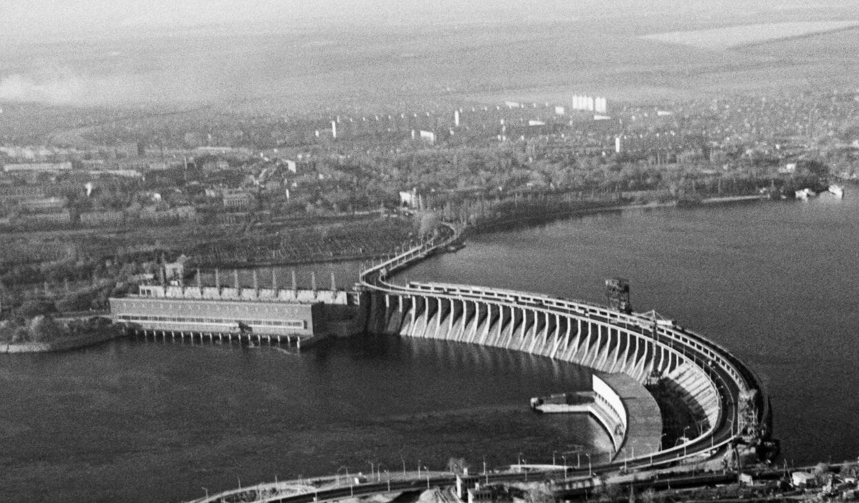 Каховская ГЭС — не первая на Днепре, которая стала жертвой войн В 1941-м  советское командование приказало уничтожить Днепрогэс и попыталось обвинить  в этом немцев. Погибли тысячи мирных жителей — Meduza