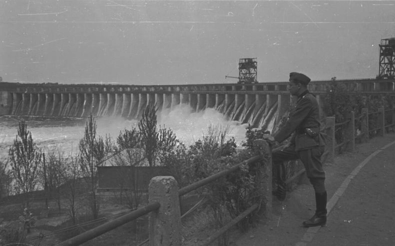 Каховская ГЭС — не первая на Днепре, которая стала жертвой войн В 1941-м  советское командование приказало уничтожить Днепрогэс и попыталось обвинить  в этом немцев. Погибли тысячи мирных жителей — Meduza