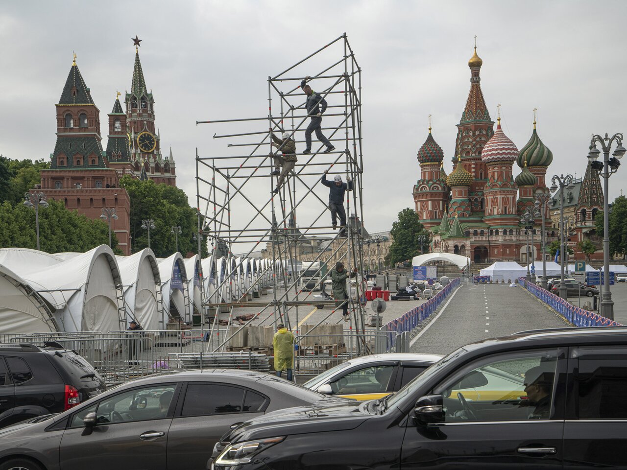 В начале войны Москва будто застыла. Спустя полтора года это уже не тот  город, что мы знали до 24 февраля 2022-го Продолжение фотопроекта  Александра Гронского — Meduza