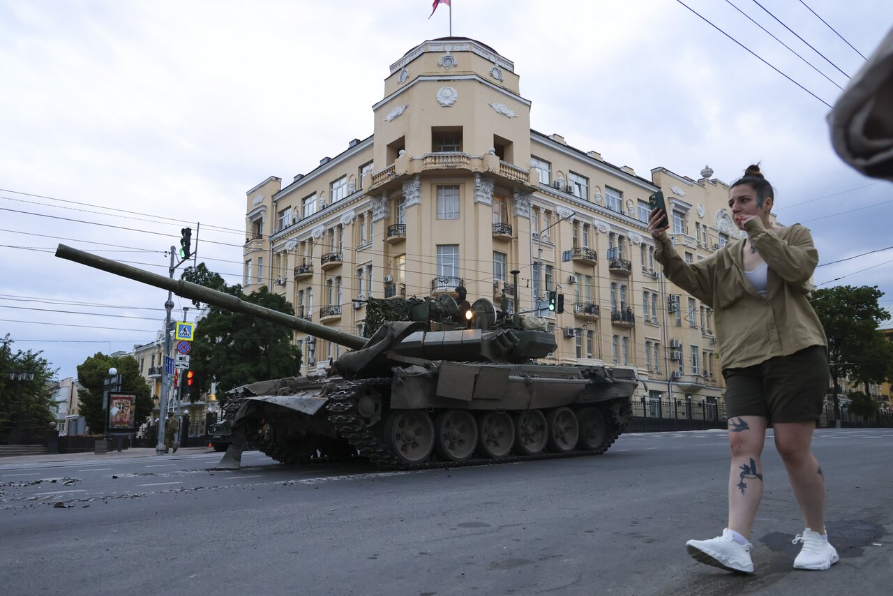 Танки в Ростове-на-Дону. Город захвачен бойцами ЧВК Вагнера. Губернатор  просит жителей не выходить из дома Фотографии — Meduza