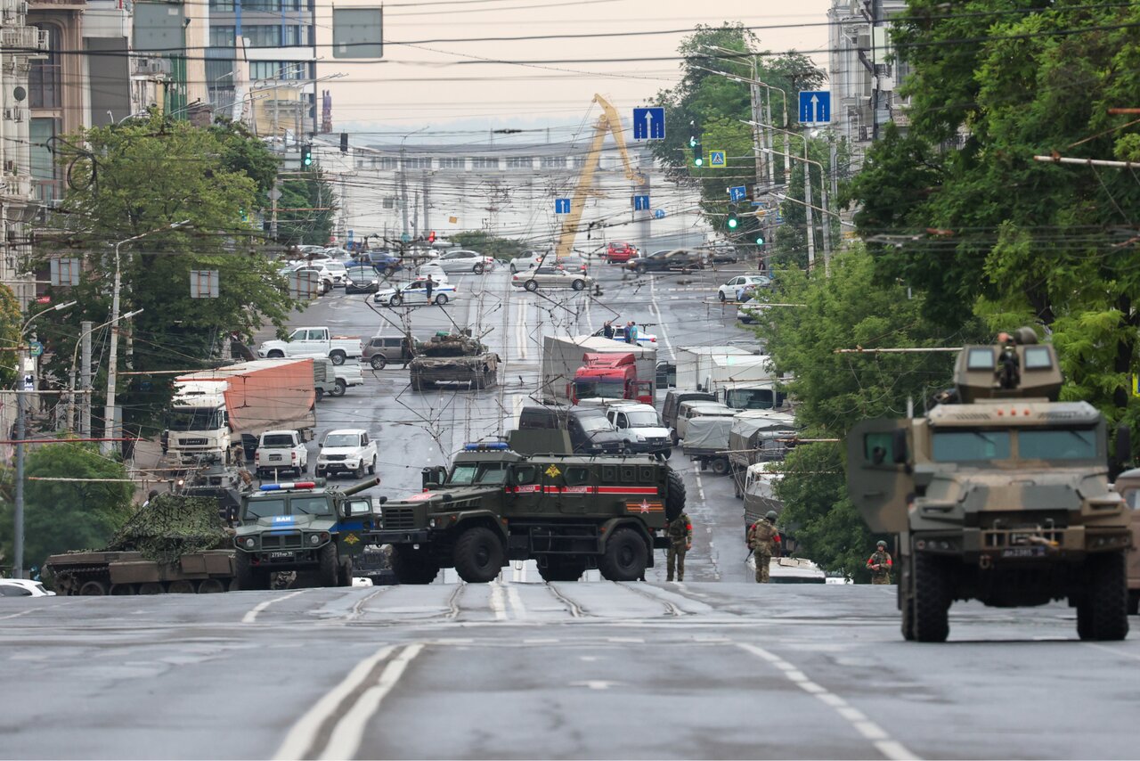 Пригожин — мятежник. Он ведет переговоры с Минобороны РФ и требует выдать  ему Шойгу. Ростов-на-Дону контролируют вагнеровцы Что произошло за ночь  (которая войдет в историю) — Meduza