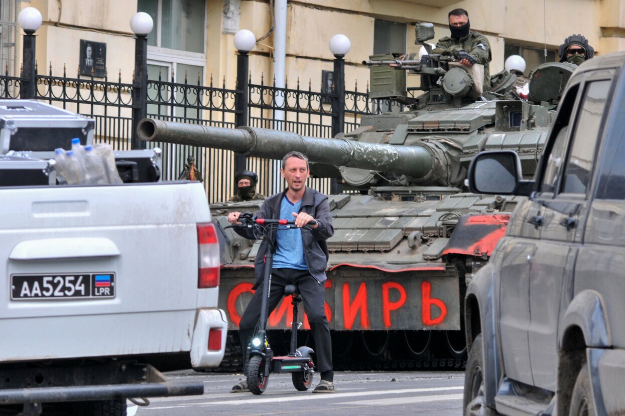 Ростов-на-Дону — под контролем ЧВК Вагнера. В Воронеже — взрывы. На улицах  Москвы — бронетехника Посмотрите, что происходит в этих городах — Meduza