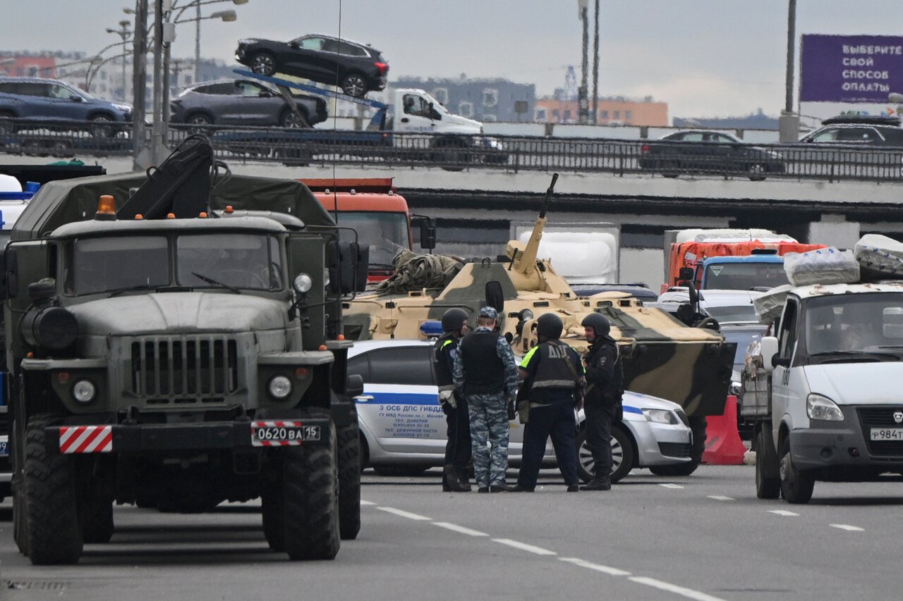 Попытка военного переворота в России — при свете дня. Фотографии Наемники  захватили Ростов-на-Дону и без особого сопротивления продвигались к Москве  — Meduza