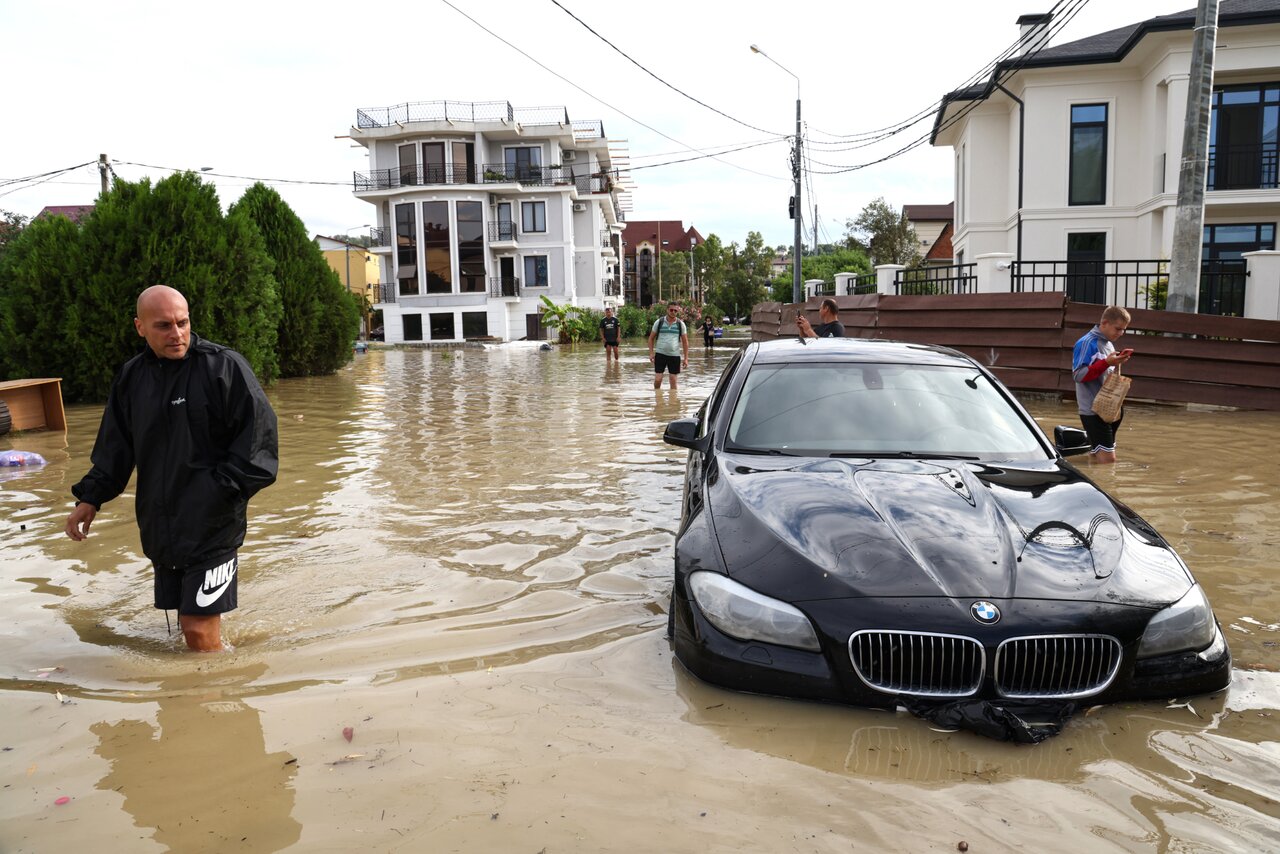 Сильнейшие ливни в Краснодарском крае. В Сочи потоки воды уносили  автомобили, из затопленного поселка Мирный эвакуировали жителей — Meduza