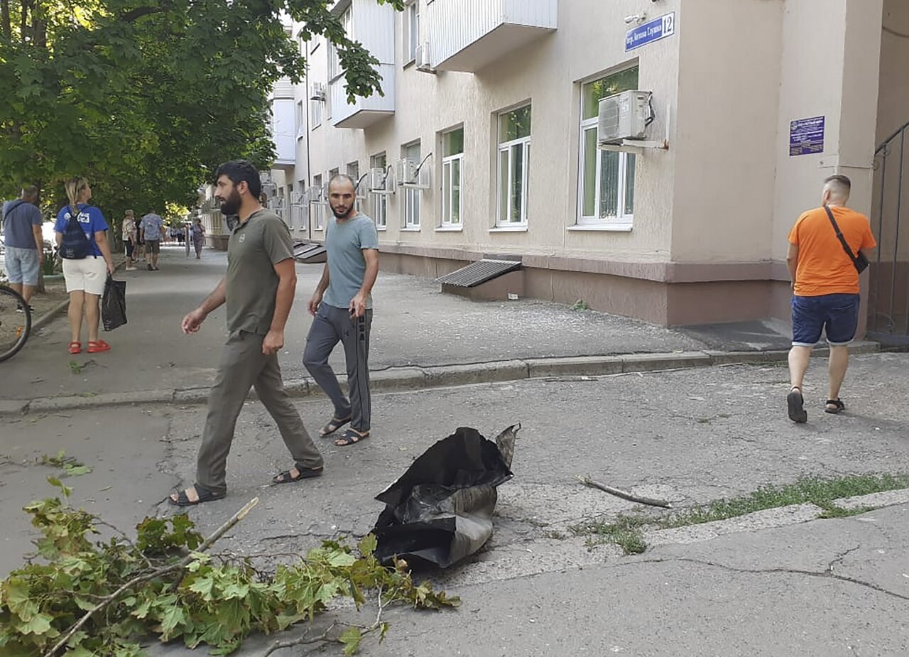 В результате взрыва в Таганроге ранены более 10 человек. Частично разрушен  музей, в нескольких зданиях выбило рамы и стекла Пятьсот двадцатый день  войны. Фотографии — Meduza