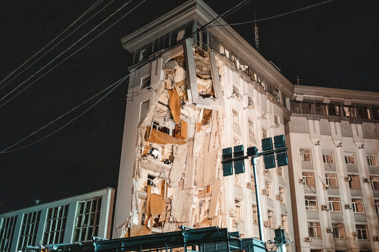 В результате взрыва в Таганроге ранены более 10 человек. Частично разрушен  музей, в нескольких зданиях выбило рамы и стекла Пятьсот двадцатый день  войны. Фотографии — Meduza