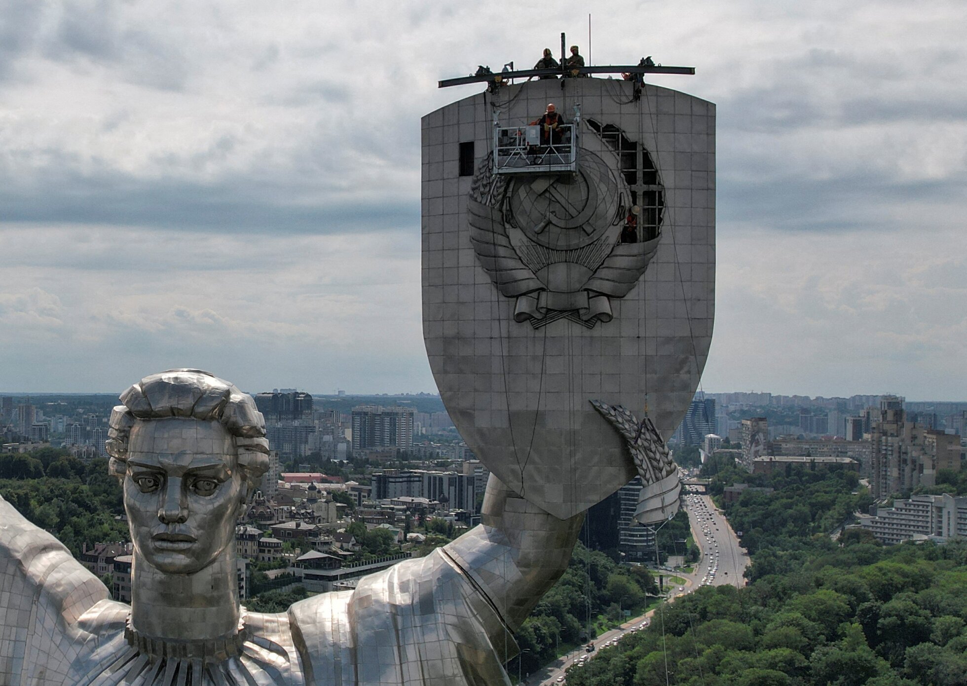 В Киеве начали демонтировать герб СССР со скульптуры «Родина-мать».  Фотография — Meduza