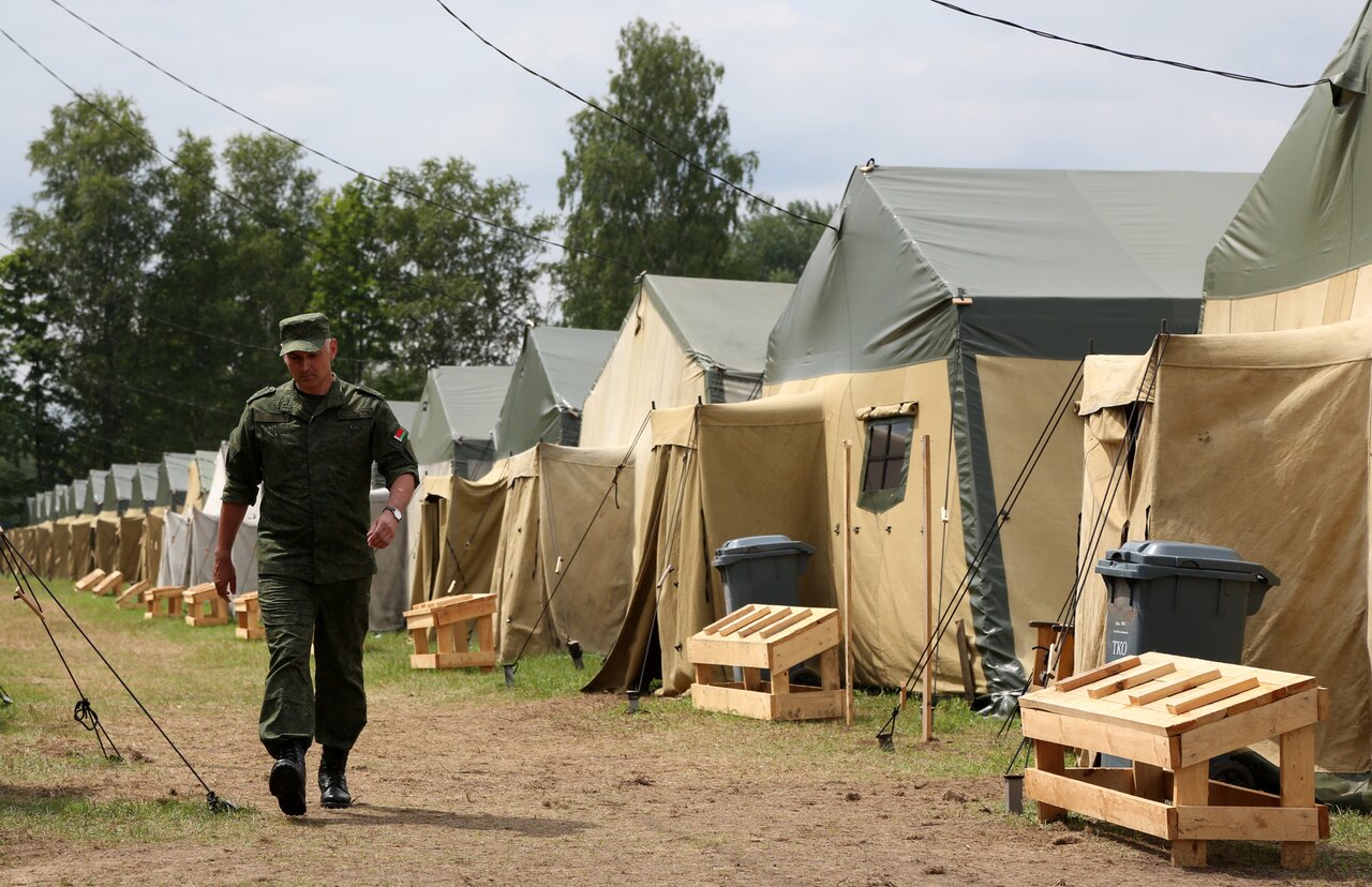 Оказать психологическое воздействие, но не спровоцировать Беларусь получила  от России ядерное оружие и наемников Пригожина. «Медуза» рассказывает, как  Украина уже полтора года пытается удержать Лукашенко от прямого участия в  войне — Meduza