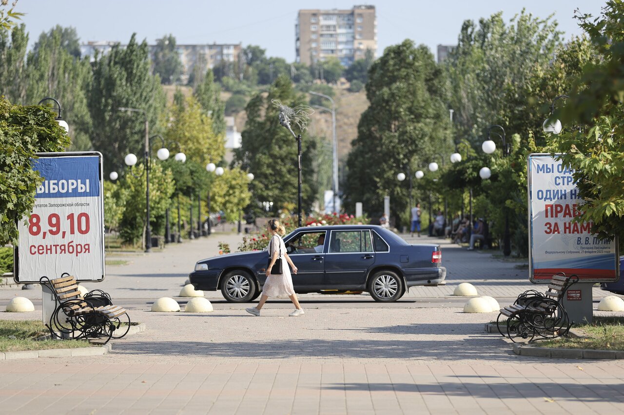 В результате российского обстрела в прифронтовом Покровске погибли семь  человек, десятки получили ранения. В оккупированном Бердянске готовятся к  «выборам» Пятьсот тридцатый день войны. Фотографии — Meduza