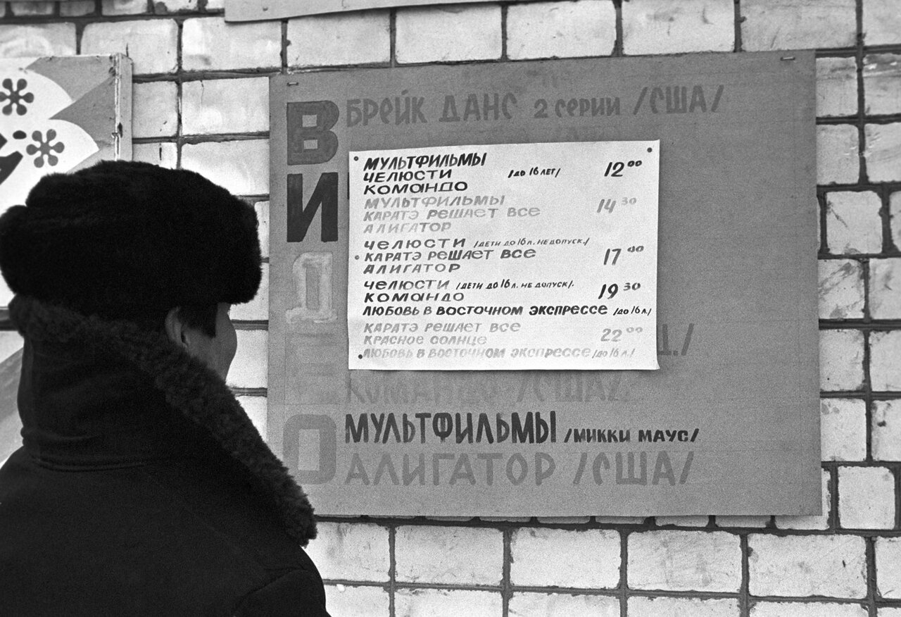 Умер Леонид Володарский — человек, голос которого знает вся Россия В 1990-е  он был пиратом и показывал кинозрителям западную жизнь. В 2020-е —  поддержал власть и все, что она сделала — Meduza