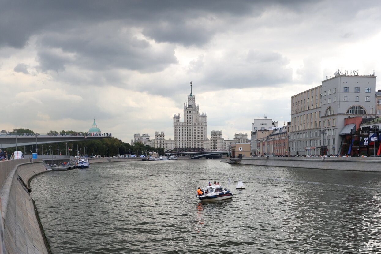 На экскурсии по подземным коллекторам Москвы утонули восемь человек. Про  ливень было известно заранее — но гид решил ничего не отменять Вот все, что  об этом известно — Meduza