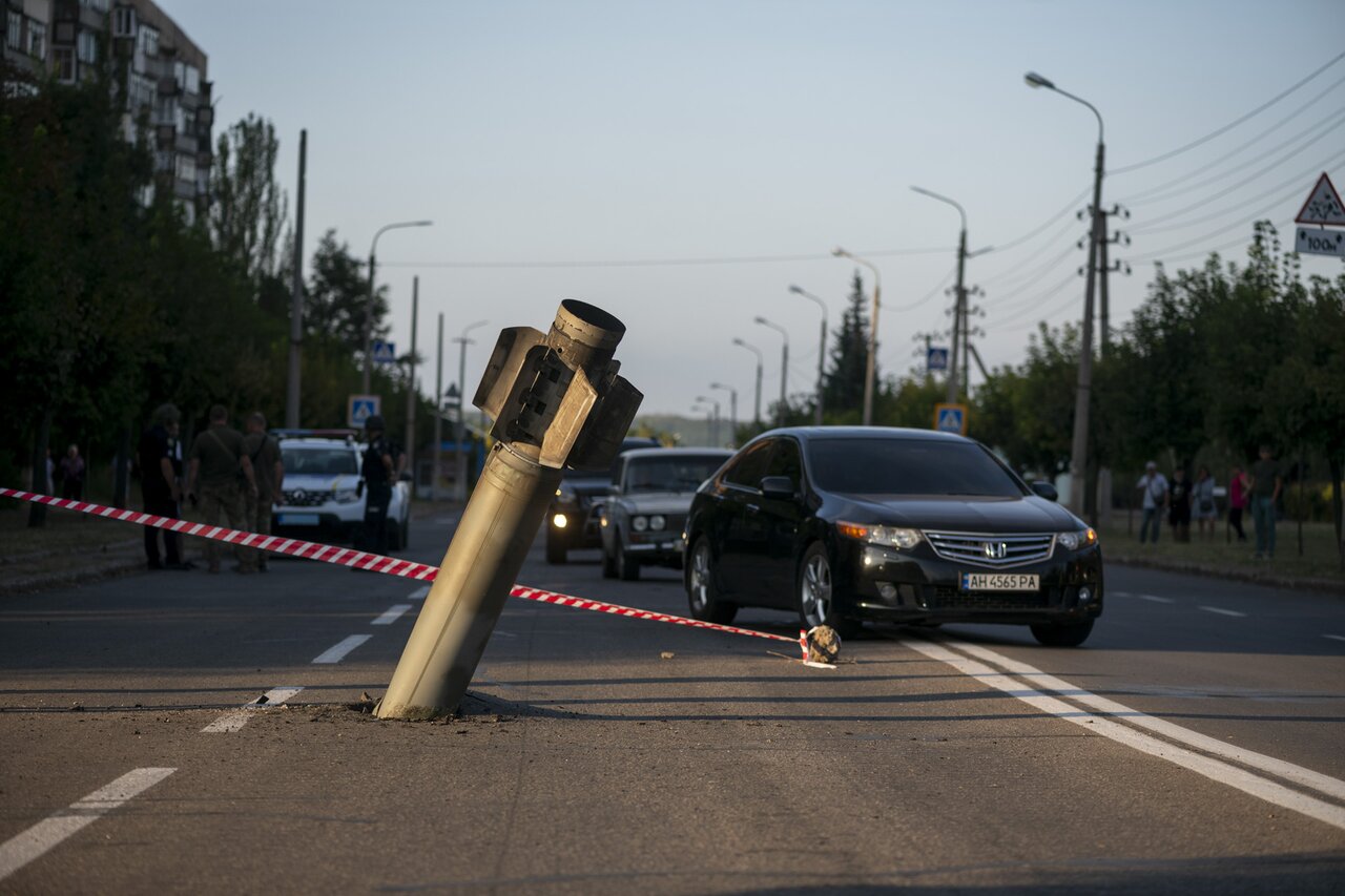 Краматорск под очередным обстрелом. Ракеты повредили жилые дома, дорогу и  кладбище Пятьсот пятьдесят шестой день войны. Фотографии — Meduza