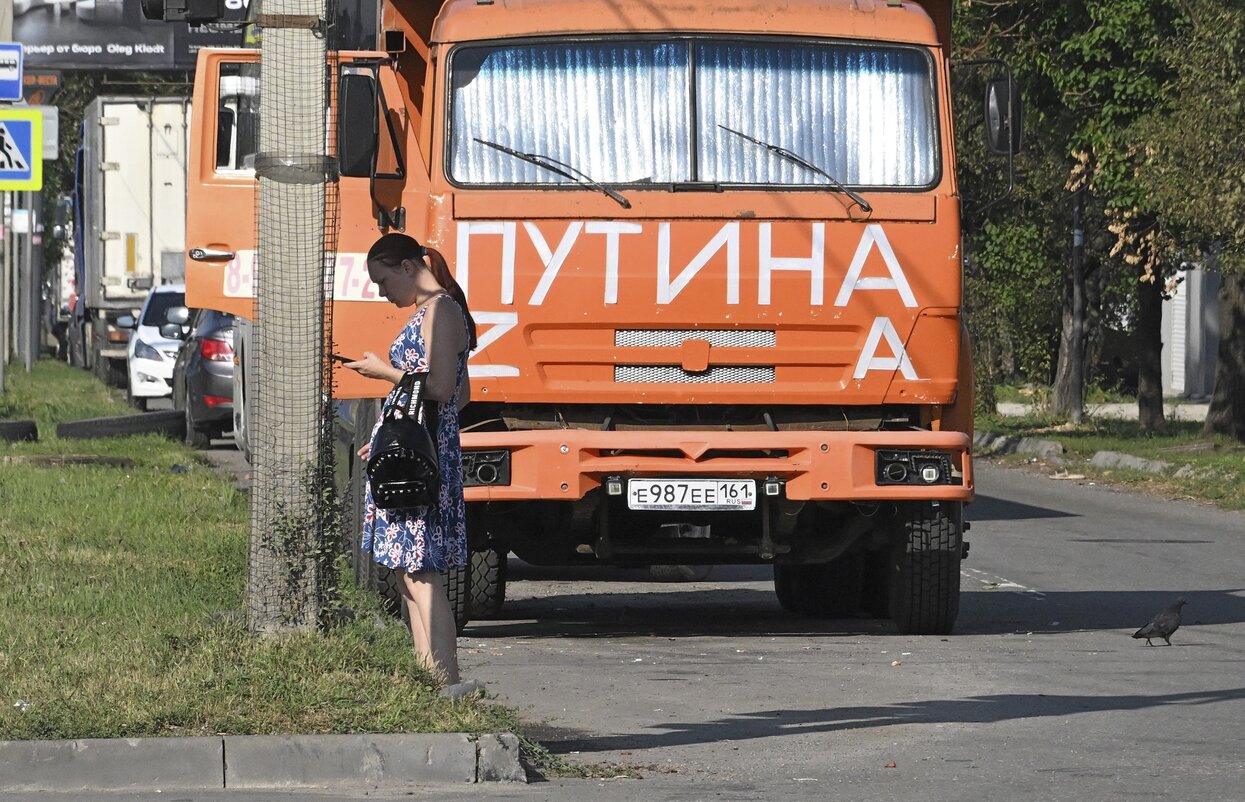 В аннексированной ДНР открылись избирательные участки. Вот как в Донецке  готовились к первым российским «выборам» Пятьсот шестьдесят первый день  войны. Фотографии — Meduza