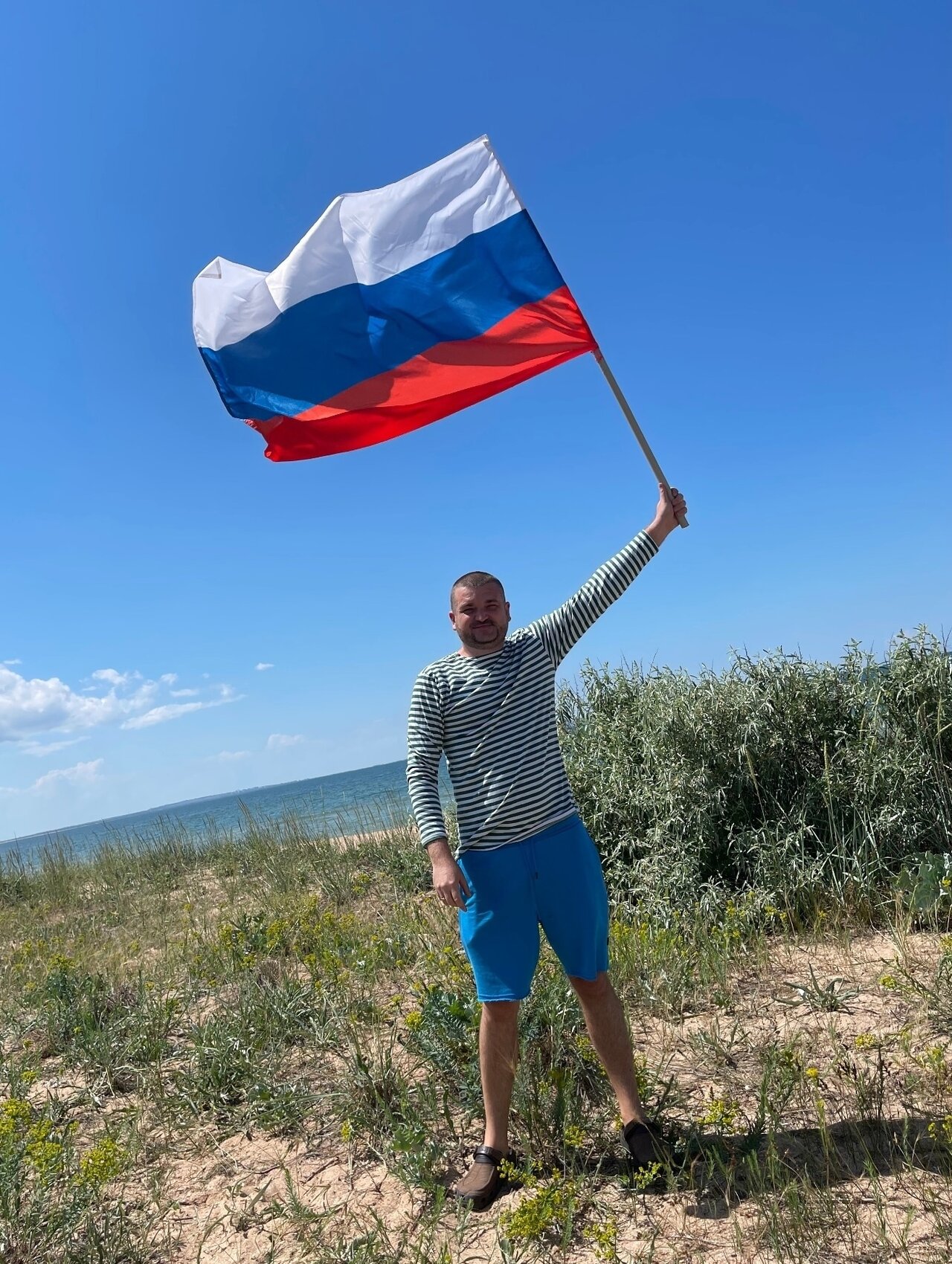 Что общего между песней Верки Сердючки, вышиванкой и желто-голубым сараем?  За это в Крыму штрафуют — и заставляют извиняться на камеру «Верстка»  рассказывает о культуре доносов на полуострове — Meduza