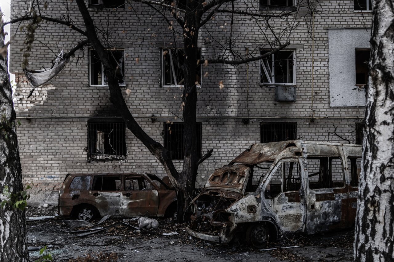 Опустевшие города и села Украины. В прифронтовом Орехове почти нет  уцелевших домов. В освобожденной Дементиевке остается одна пожилая  жительница Пятьсот семьдесят второй день войны. Фотографии — Meduza