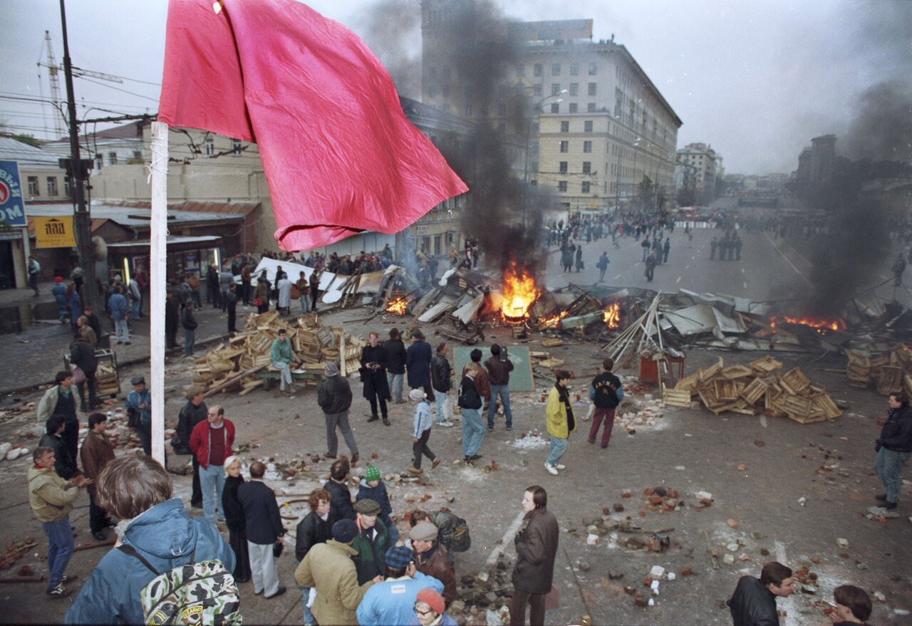 В октябре 1993 года Россия стояла на пороге гражданской войны. Ее удалось  избежать — ценой жизни 159 человек Публикуем текст «Холода» — о жертвах  противостояния 30-летней давности, которых практически забыли — Meduza