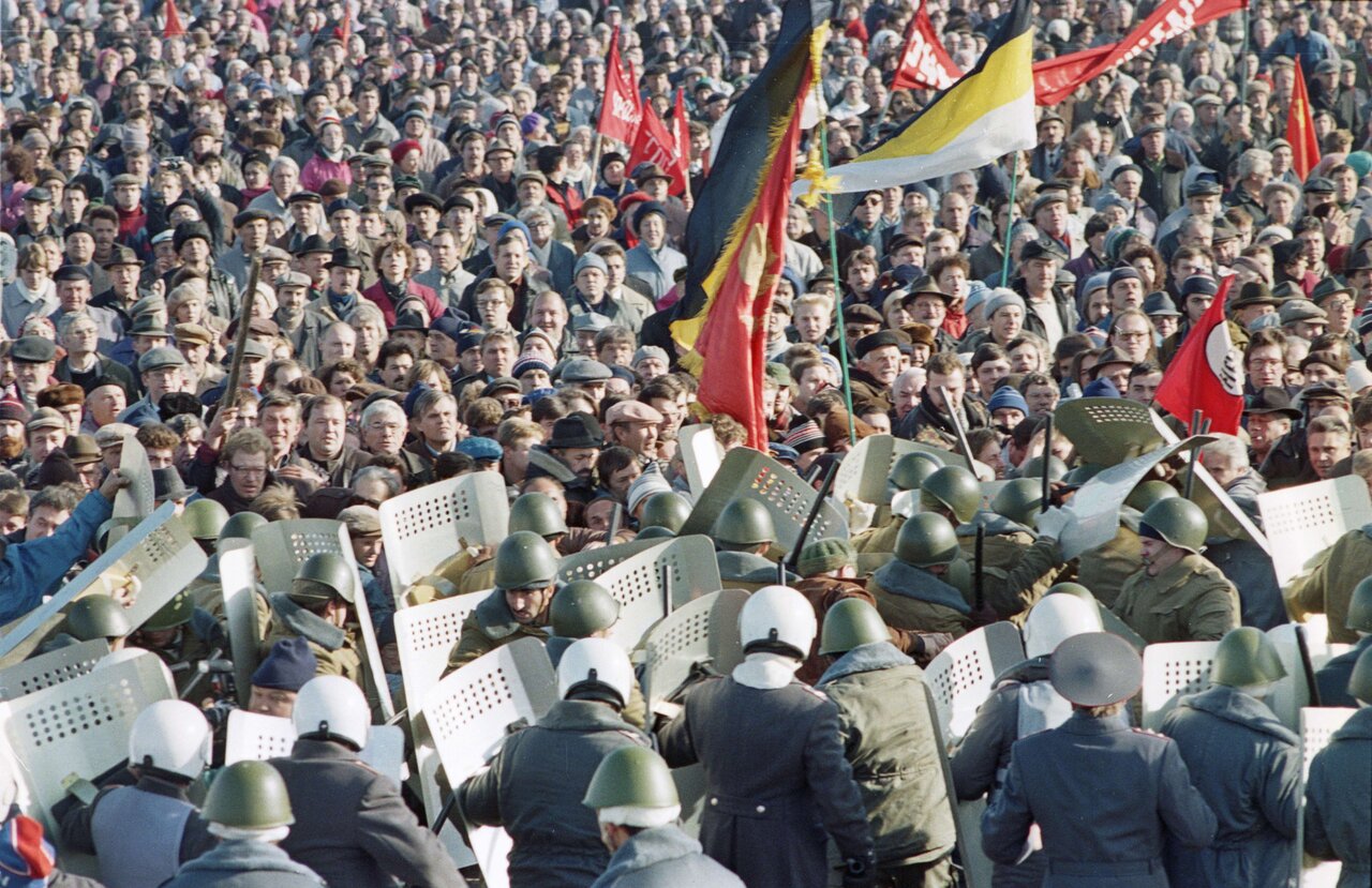 В октябре 1993 года Россия стояла на пороге гражданской войны. Ее удалось  избежать — ценой жизни 159 человек Публикуем текст «Холода» — о жертвах  противостояния 30-летней давности, которых практически забыли — Meduza