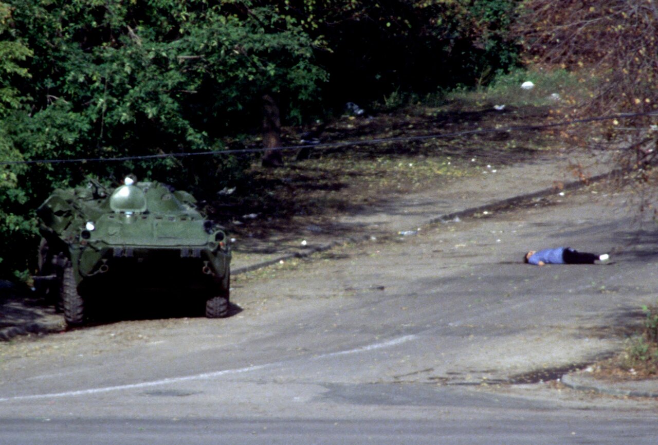 В октябре 1993 года Россия стояла на пороге гражданской войны. Ее удалось  избежать — ценой жизни 159 человек Публикуем текст «Холода» — о жертвах  противостояния 30-летней давности, которых практически забыли — Meduza