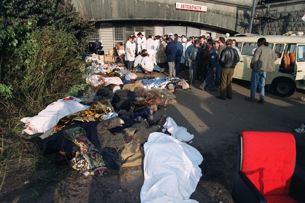 В октябре 1993 года Россия стояла на пороге гражданской войны. Ее удалось  избежать — ценой жизни 159 человек Публикуем текст «Холода» — о жертвах  противостояния 30-летней давности, которых практически забыли — Meduza