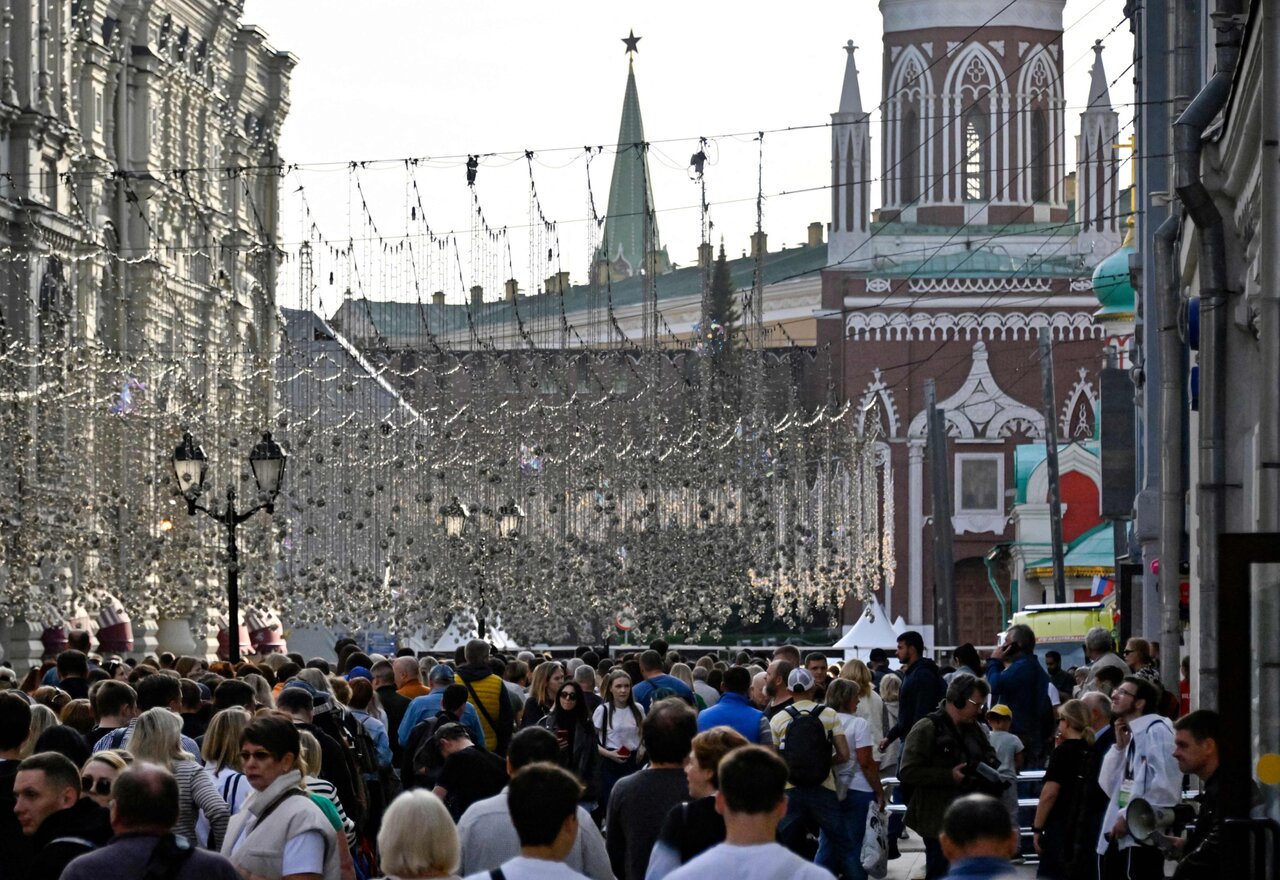 Куда мы пришли? Где группа „Любэ“?» На Красной площади прошел  митинг-концерт «Одна страна, одна семья, одна Россия» — в честь годовщины  аннексии украинских территорий. Вот как это было — Meduza