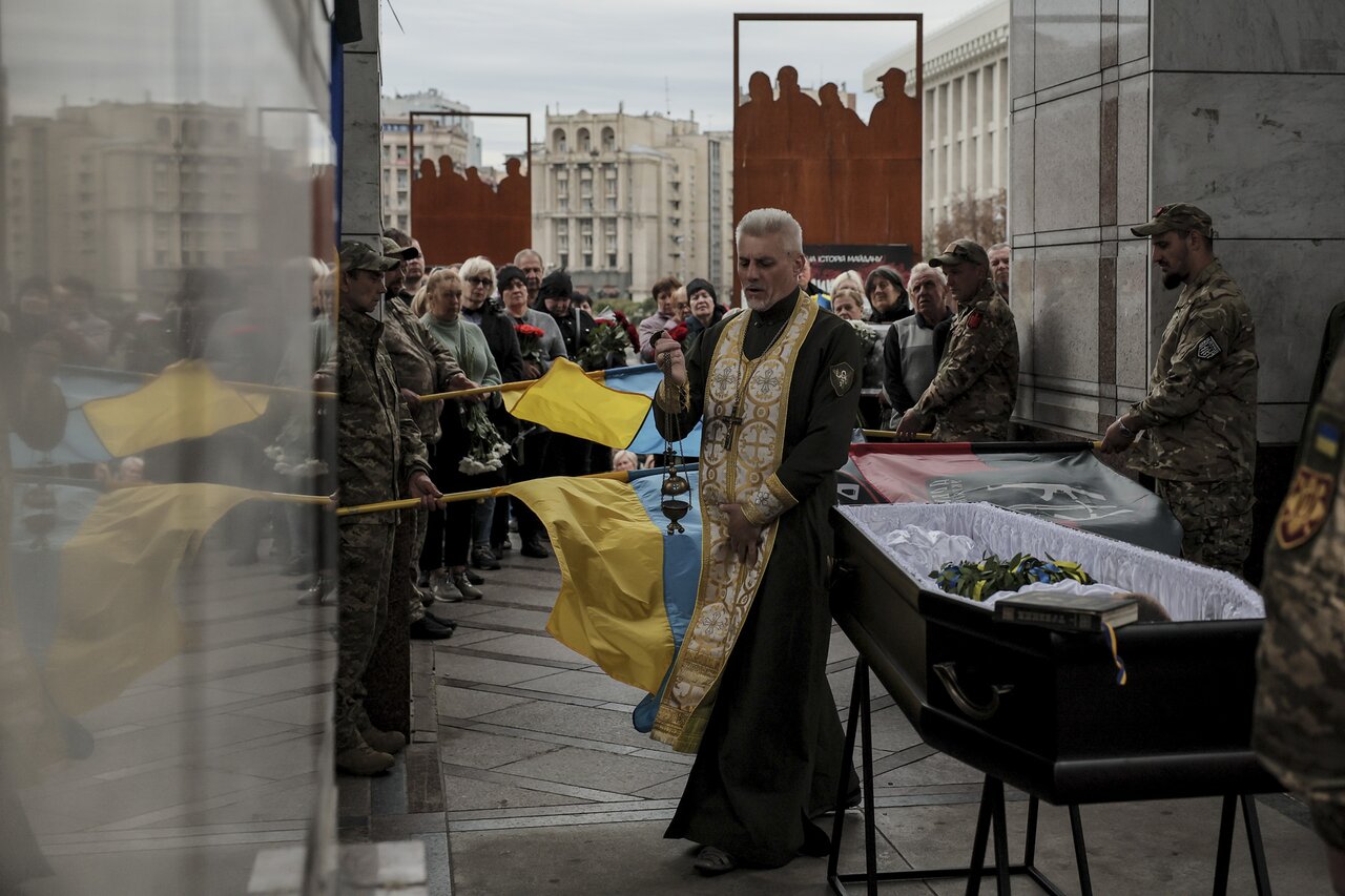 Медицинскую помощь во время войны сложно получить не только людям, но и  животным. Вот как работают волонтеры-ветеринары в прифронтовых селах  Пятьсот восемьдесят восьмой день войны. Фотографии — Meduza