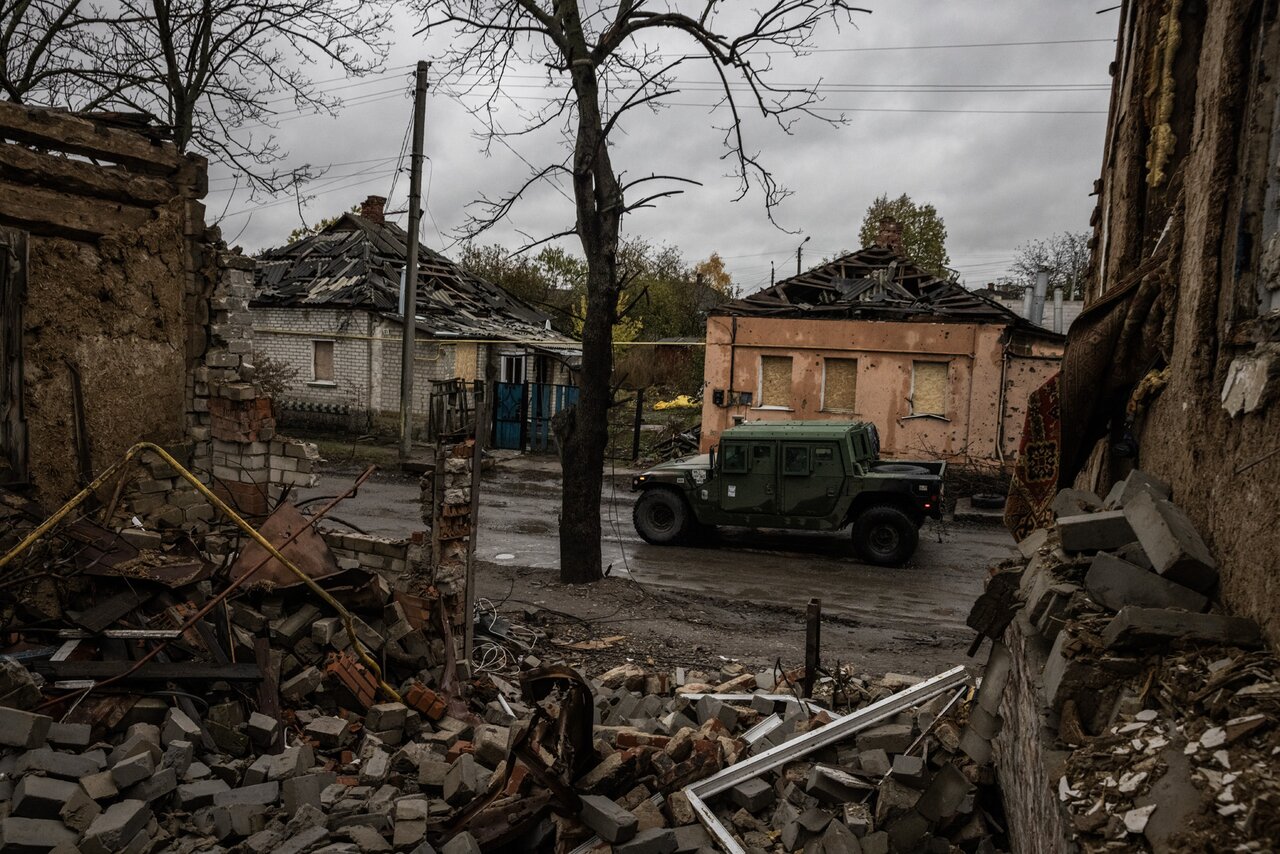 Армия РФ захватила Купянск в самом начале войны — до освобождения город  провел под оккупацией семь месяцев. Сейчас российские войска снова пытаются  его взять Шестьсот десятый день войны. Фотографии — Meduza