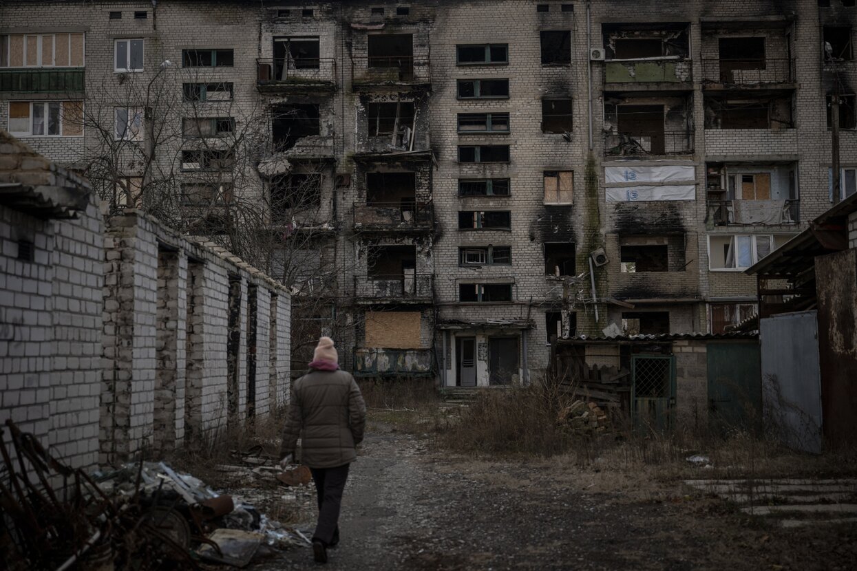 За месяцы оккупации и обстрелов Лиман превратился в город-призрак. Вот как  выглядит жизнь в нем в преддверии зимы Шестьсот двадцать седьмой день  войны. Фотографии — Meduza