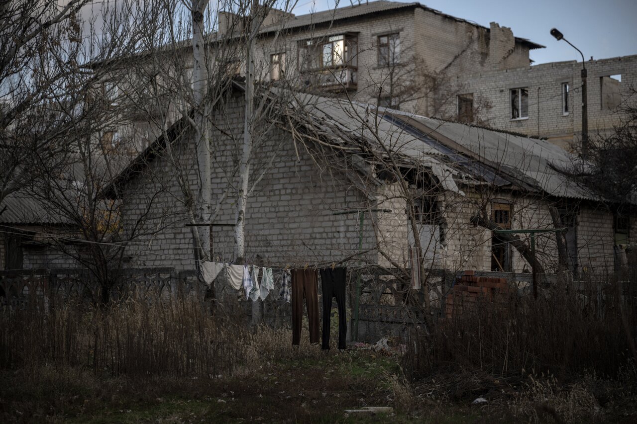 За месяцы оккупации и обстрелов Лиман превратился в город-призрак. Вот как  выглядит жизнь в нем в преддверии зимы Шестьсот двадцать седьмой день  войны. Фотографии — Meduza