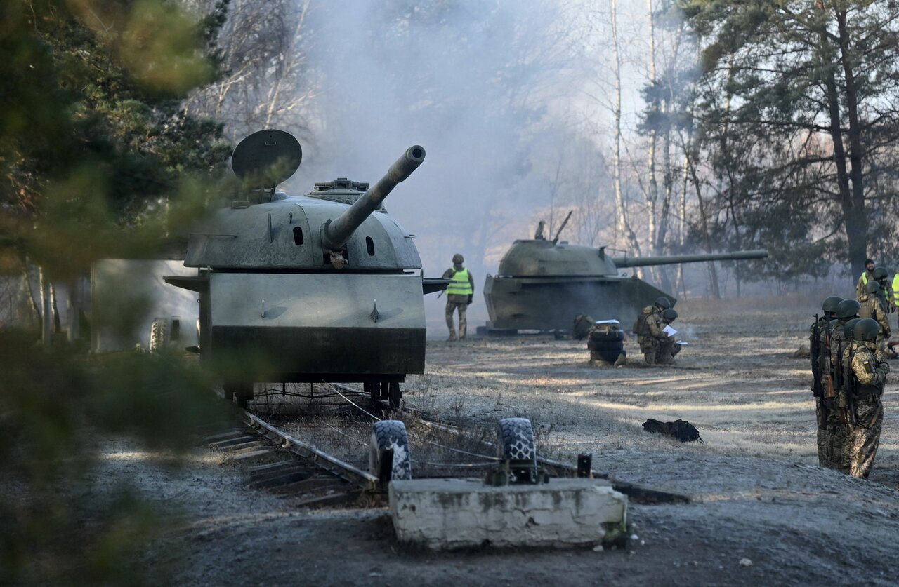 Украинские танкисты тренируются на полигоне под Киевом Шестьсот тридцать  седьмой день войны. Фотографии — Meduza