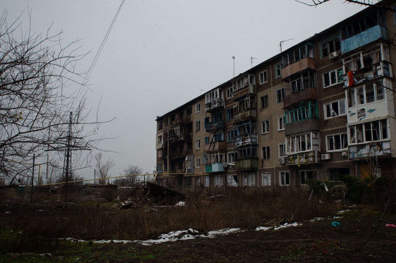 Донбасс под обстрелами. В Новогродовке разбирают завалы, в Покровске и  Донецке — тушат пожары Шестьсот сорок пятый день войны. Фотографии — Meduza