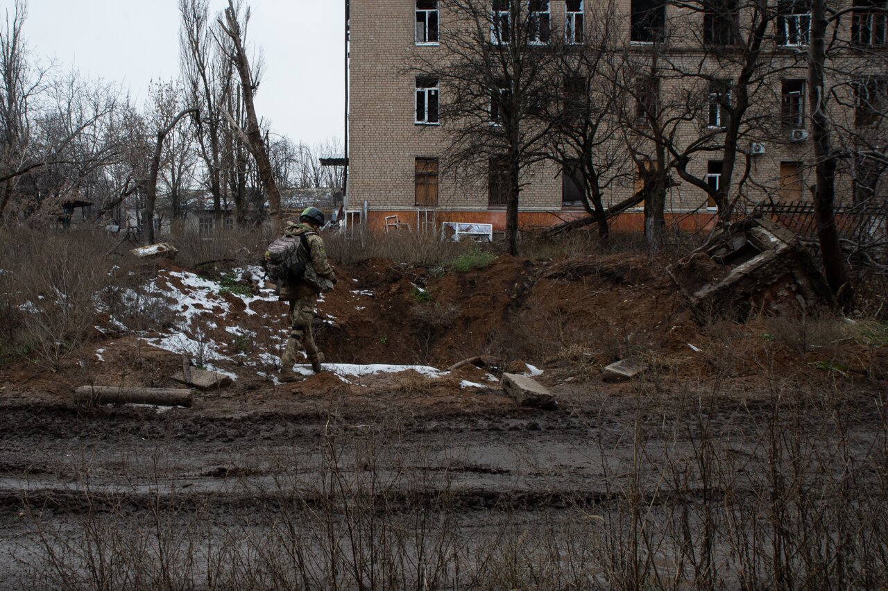 Донбасс под обстрелами. В Новогродовке разбирают завалы, в Покровске и  Донецке — тушат пожары Шестьсот сорок пятый день войны. Фотографии — Meduza