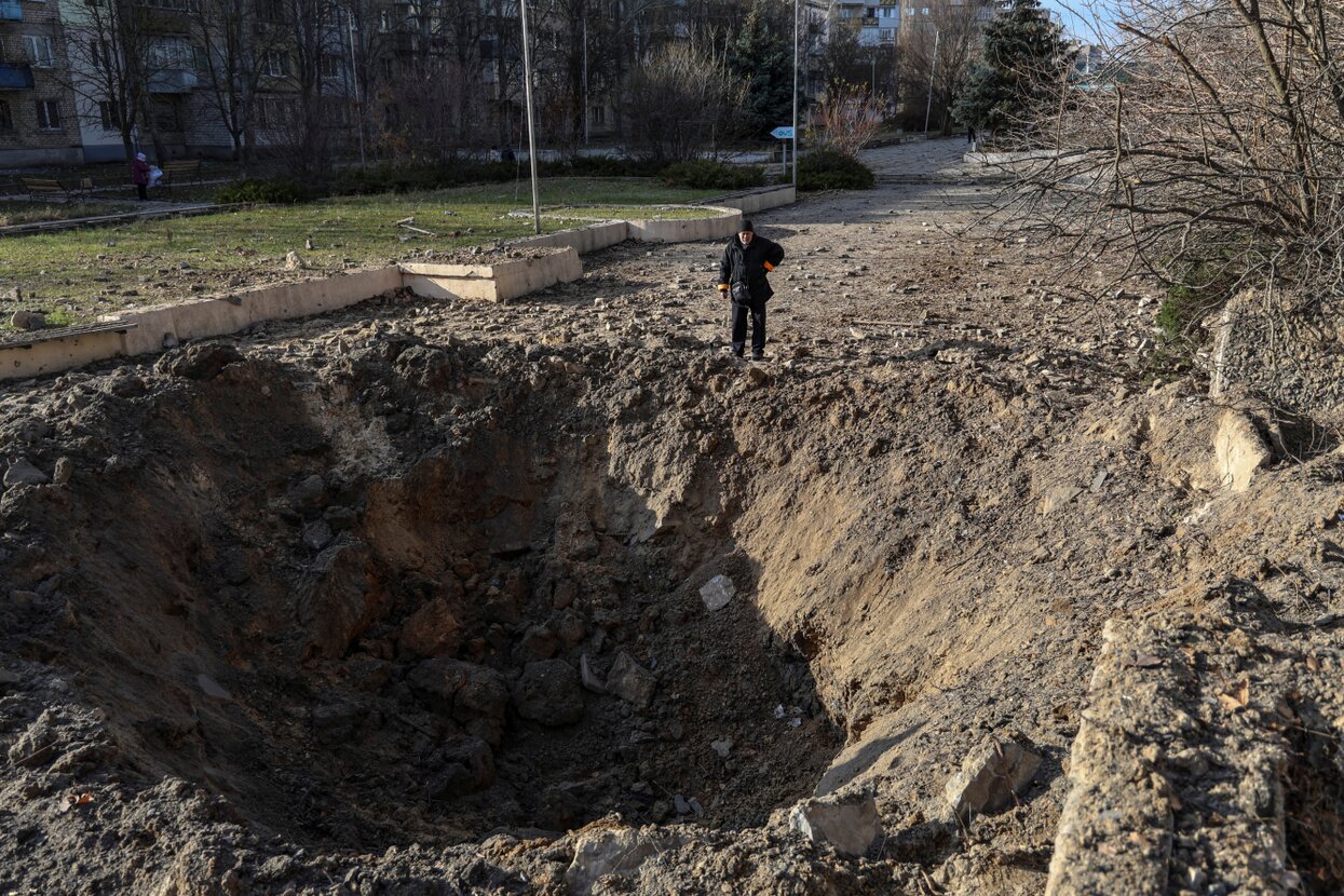 Российские власти уверяли, что Херсон — «русский город во все времена».  Теперь армия РФ постоянно обстреливает его. Посмотрите на последствия этих  атак Шестьсот пятидесятый день войны. Фотографии — Meduza