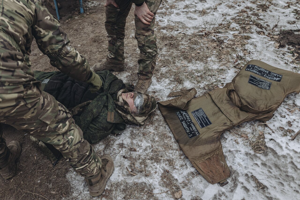 Война. Самые важные кадры — 2023 Боевые действия продолжаются — и на фронте  по-прежнему работают фоторепортеры. Они рискуют жизнью, чтобы вы знали, что  там происходит — Meduza