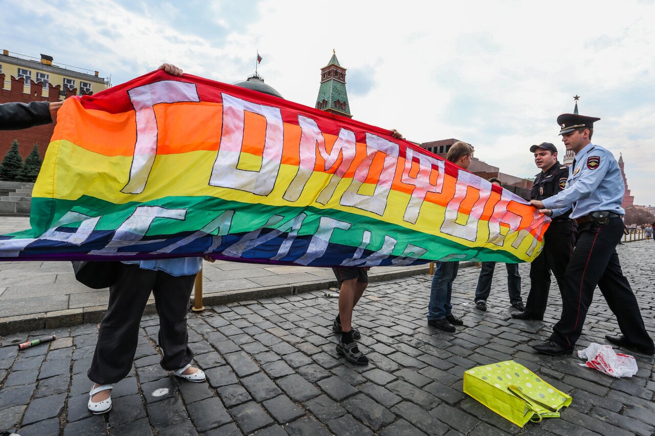 Ощущение, что нас тут все бросили» Как ЛГБТК-люди в России жили последний  год, когда действовал полный запрет на «гей-пропаганду»? И как они будут  жить теперь? Выпуск рассылки Kit на «Медузе» — Meduza