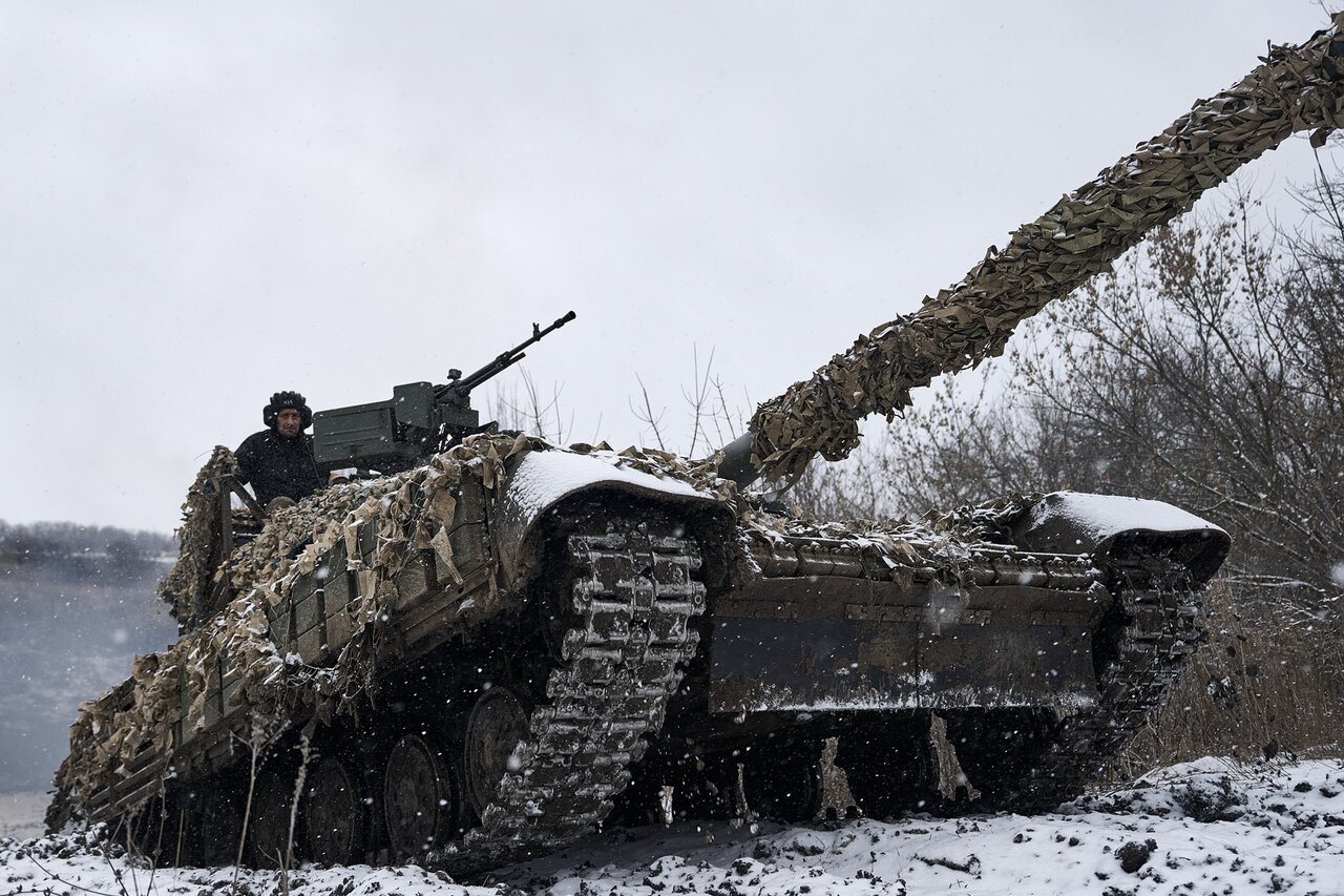 Украинские танкисты отражают российское наступление под Бахмутом Шестьсот  пятьдесят четвертый день войны. Фотографии — Meduza