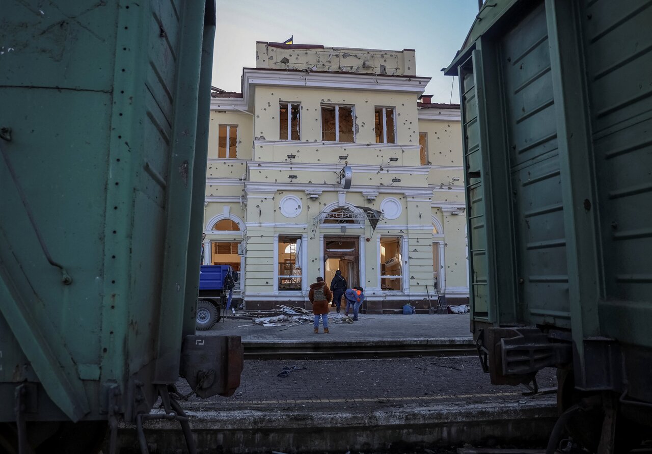 Атака ВСУ на корабль «Новочеркасск» в порту Феодосии. Десятки моряков  пропали без вести. Вот как выглядит судно на спутниковом снимке Шестьсот  семьдесят второй день войны. Фотографии — Meduza