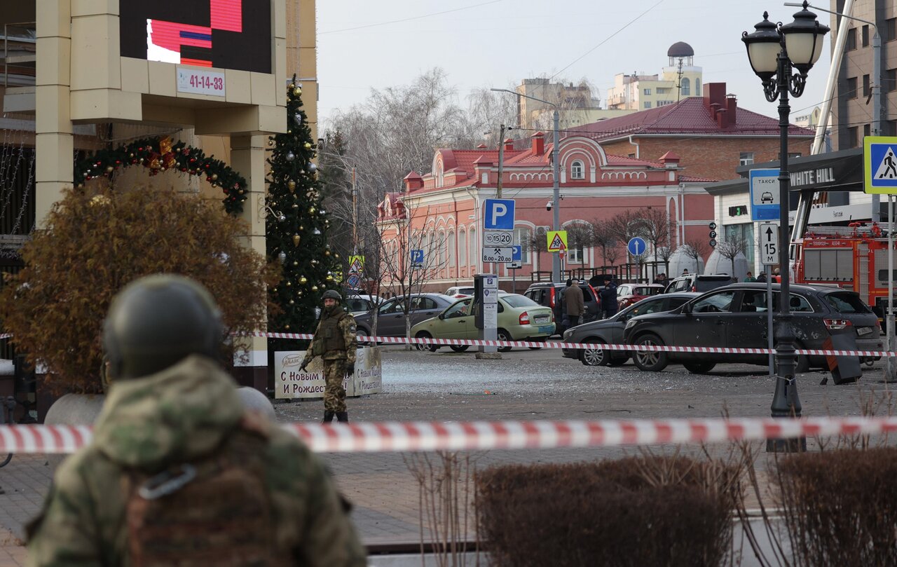 В ответ на массированный удар по Украине ВСУ обстреляли Белгород — в  результате удара погибли 24 человека, ранены больше 100. Россия в тот же  день атаковала Харьков, пострадали 28 жителей Шестьсот семьдесят