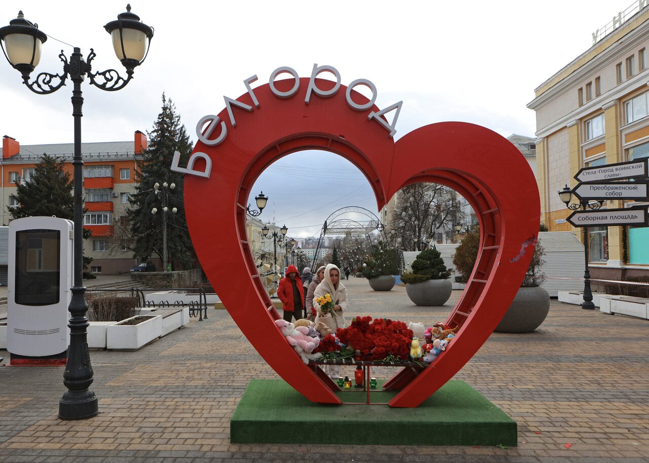 Жители Белгорода несут цветы к стихийному мемориалу в память о погибших при  обстреле 30 декабря. Путин назвал удар по городу терактом Шестьсот  семьдесят шестой день войны. Фотографии — Meduza