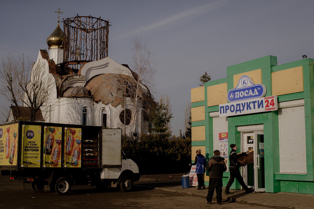 Пригороды Харькова прошли через оккупацию, некоторые оказались почти  полностью разрушены. Но Новый год встречали и здесь — под обстрелами и в  свете фонарика. Вот как это было — Meduza