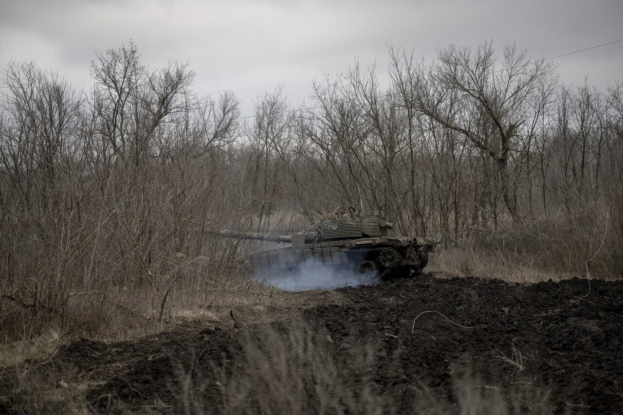 Украинские танкисты готовятся к новогоднему бою под Авдеевкой, байкеры из «Ночных  волков» показали детям военную «Елку» в Москве Шестьсот восьмидесятый день  войны. Фотографии — Meduza