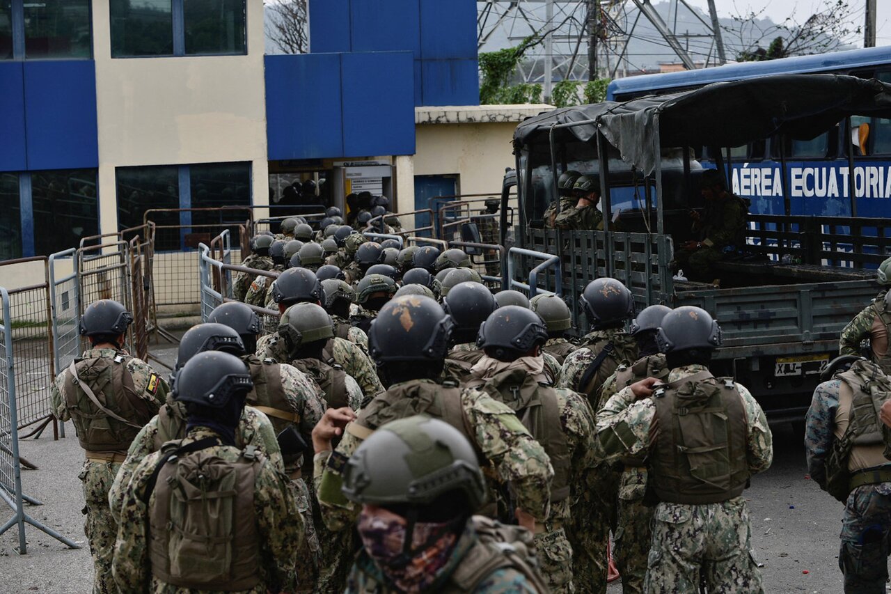 В Эквадоре преступники в масках и с оружием в руках захватили студию  телеканала. Все это 15 минут показывали в прямом эфире по всей стране  Нападавшие заявили: «С мафией играть нельзя» — Meduza