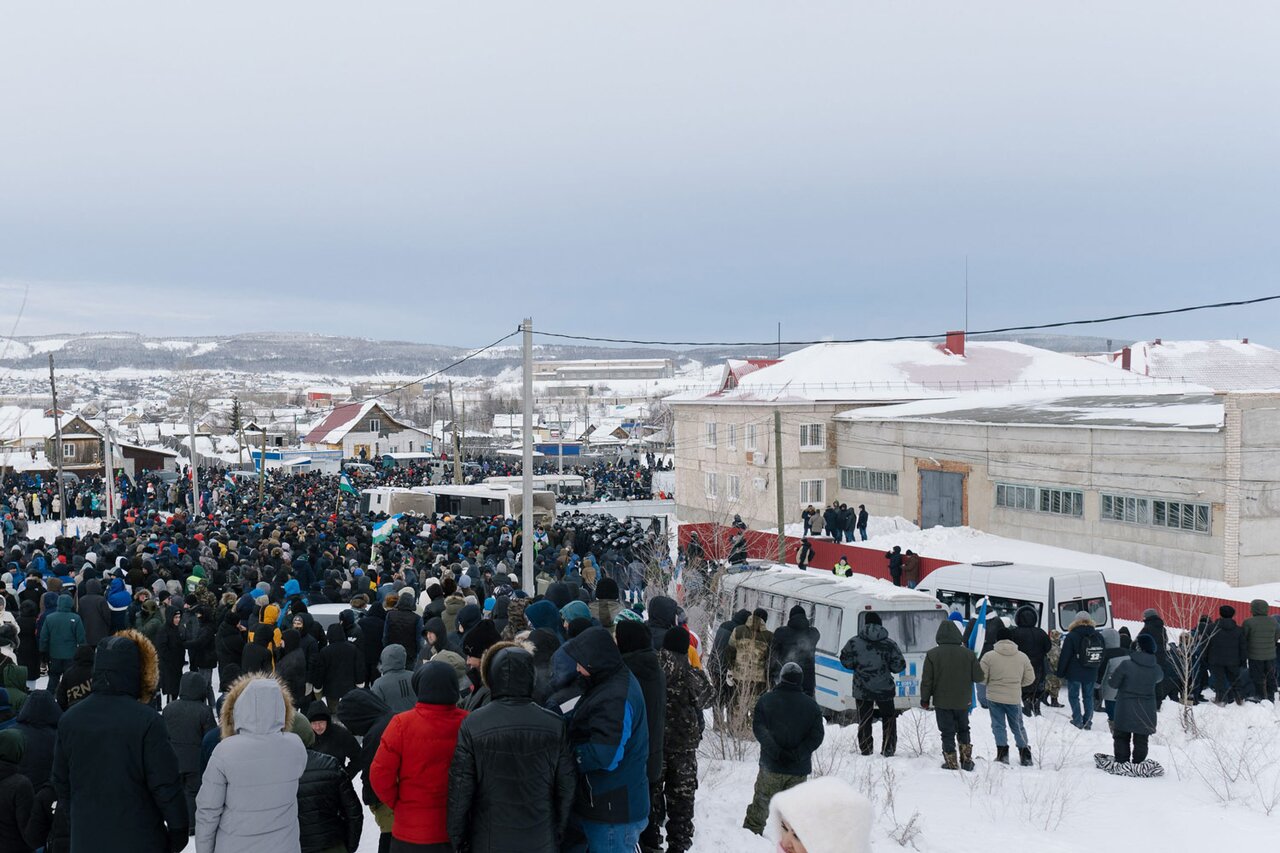 В тени горы Куштау В Башкирии прошли многотысячные митинги протеста в  поддержку активиста Фаиля Алсынова. Что происходит в республике сейчас? —  Meduza