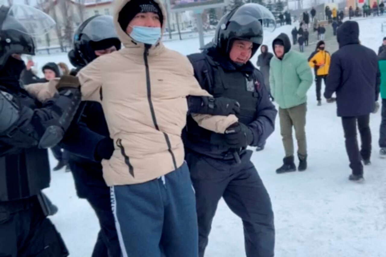 В тени горы Куштау В Башкирии прошли многотысячные митинги протеста в  поддержку активиста Фаиля Алсынова. Что происходит в республике сейчас? —  Meduza