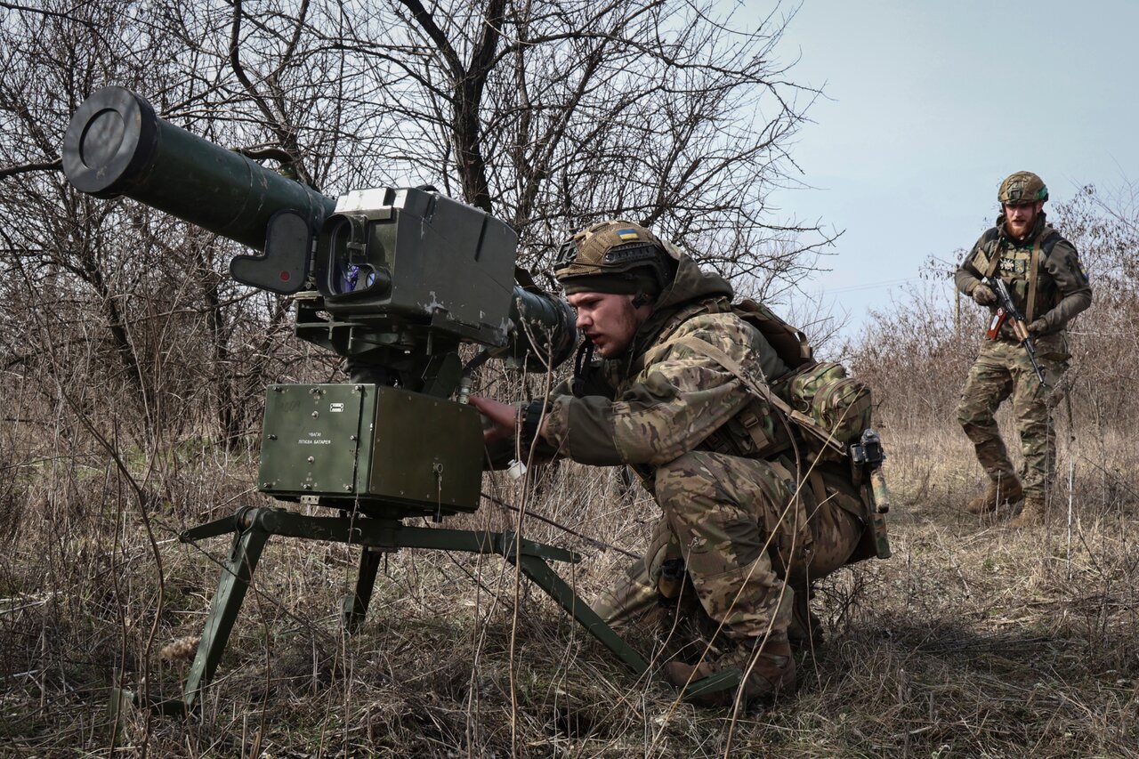 Как Украина пытается наладить собственное военное производство и меньше  зависеть от помощи Запада Рассказывает репортер Time Саймон Шустер —  главный биограф Владимира Зеленского — Meduza