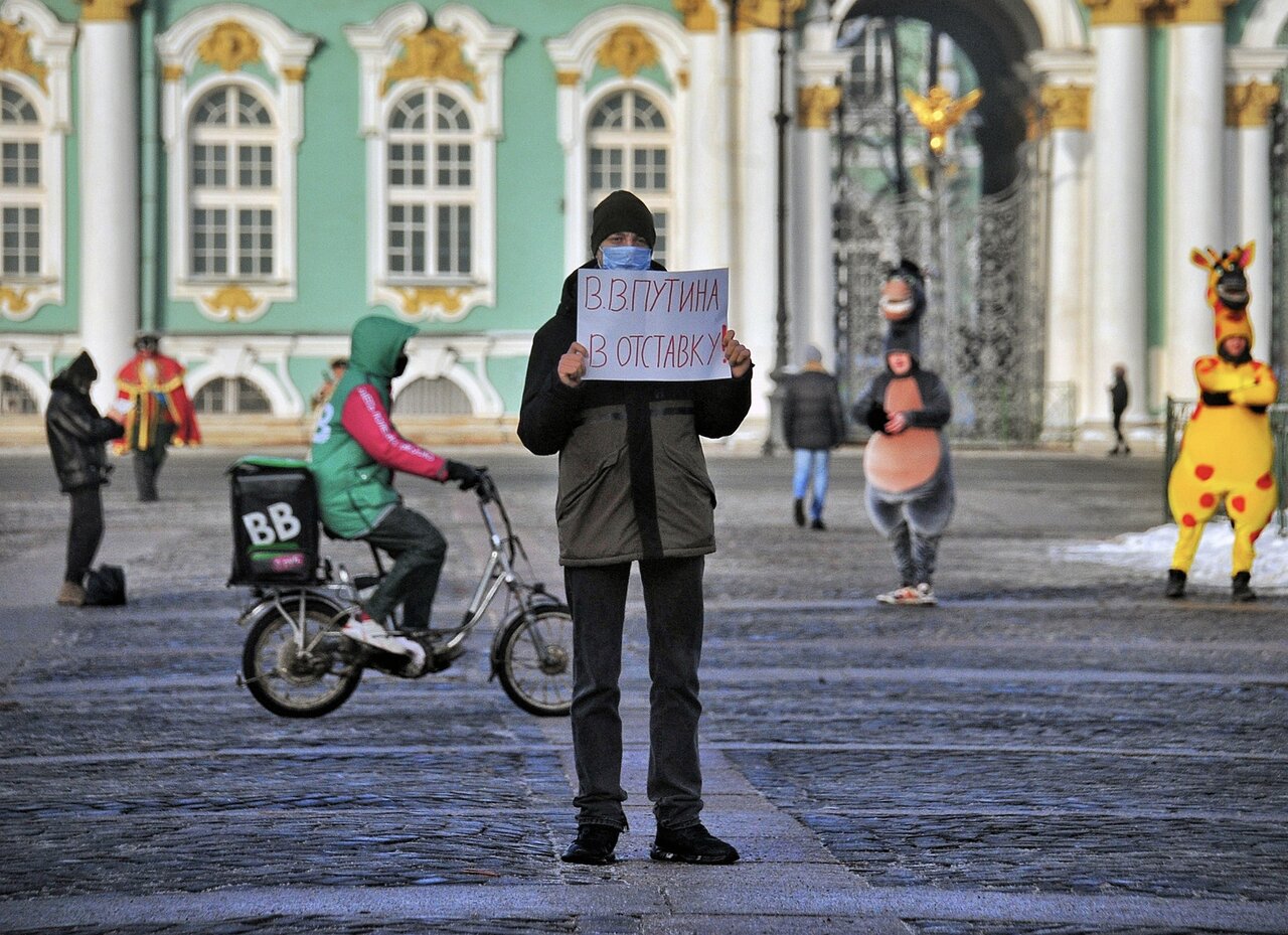 Как выглядела Россия накануне вторжения в Украину? Мы собрали фотографии,  снятые в разных городах в начале 2022 года Мир без войны. Он правда был —  или это просто сон? — Meduza