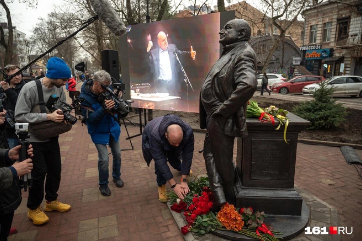 В Ростове-на-Дону поставили памятник Жванецкому, который родился в Одессе  (и не поддержал аннексию Крыма) Что произошло с «патриотическими  активистами», думаем, объяснять не надо (хотя статья именно об этом) —  Meduza